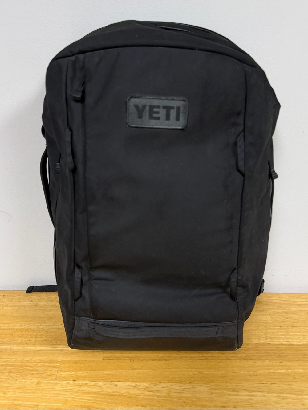 YETI Crossroads 35L Black Travel Backpack Suitcase Read